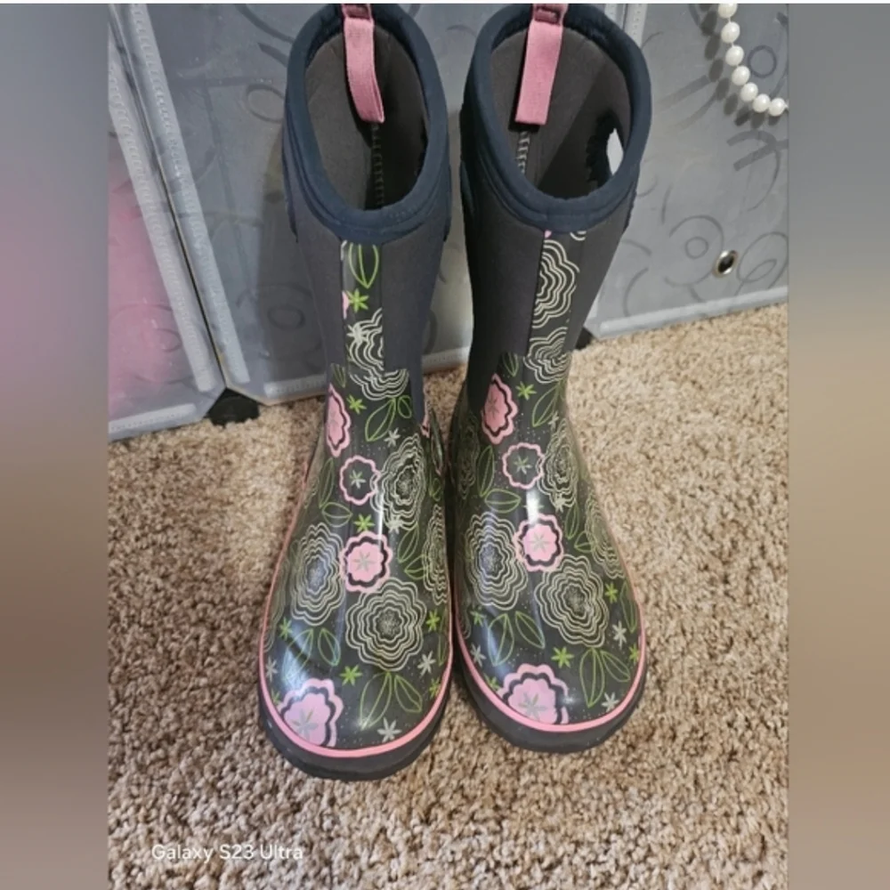 🚨 Bogs Black and Pink Floral Boots NFT